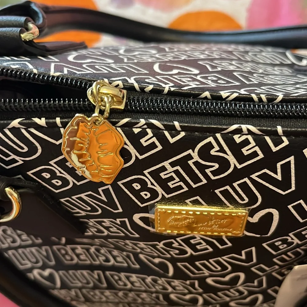 Betsey Johnson LBKAYLEE Satchel. - Picture 10 of 10